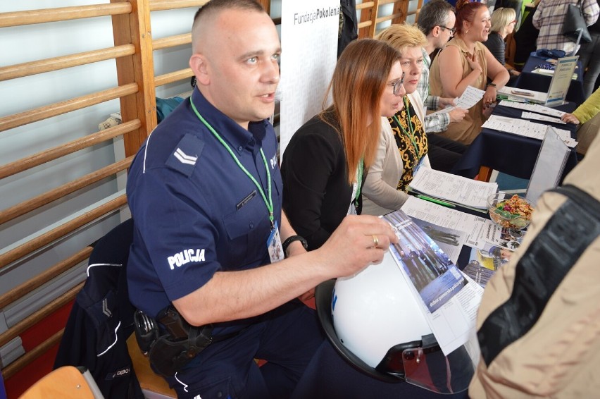 Policjanci uczestniczyli w VI Tczewskich Targach Pracy gdzie zachęcali do wstąpienia w swoje szeregi