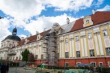 Remont klasztoru w Trzebnicy 2022. To już 11. etap renowacji dachu. Zobaczcie z bliska jak wyglądają prace [ZDJĘCIA]