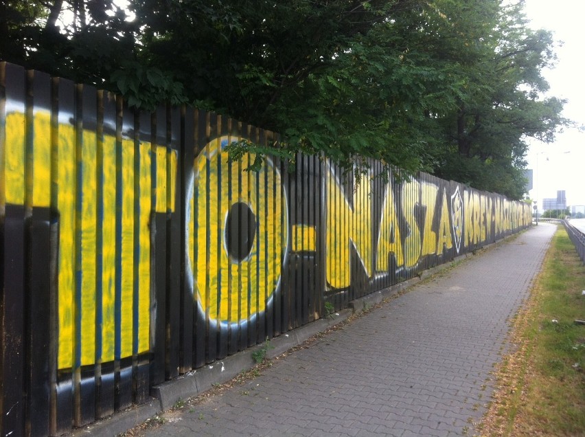 Graffiti GKS-u Katowice przy DTŚ znów odnowione. Kibice...