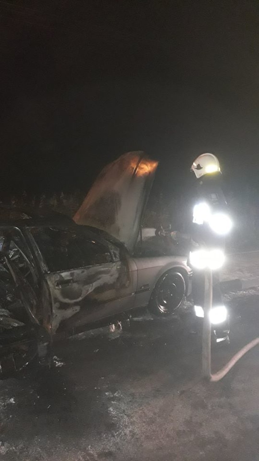 BMW spłonęło doszczętnie. Auto zapaliło się nocą, w środku byli pasażerowie  
