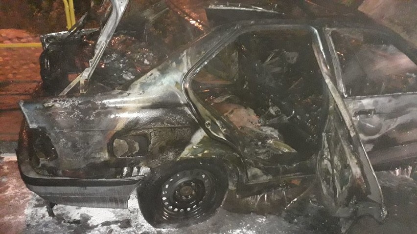 BMW spłonęło doszczętnie. Auto zapaliło się nocą, w środku byli pasażerowie  