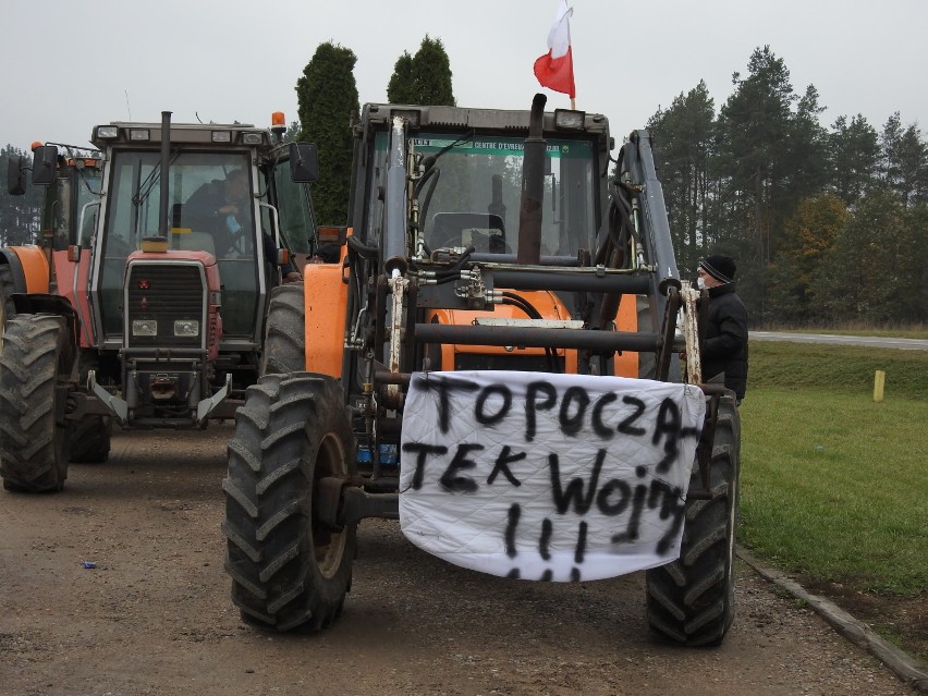 Protest rolników na Suwalszczyźnie (21.10). Rolnicy wyjechali ciągnikami na krajowe drogi i spowalniają ruch [Zdjęcia]