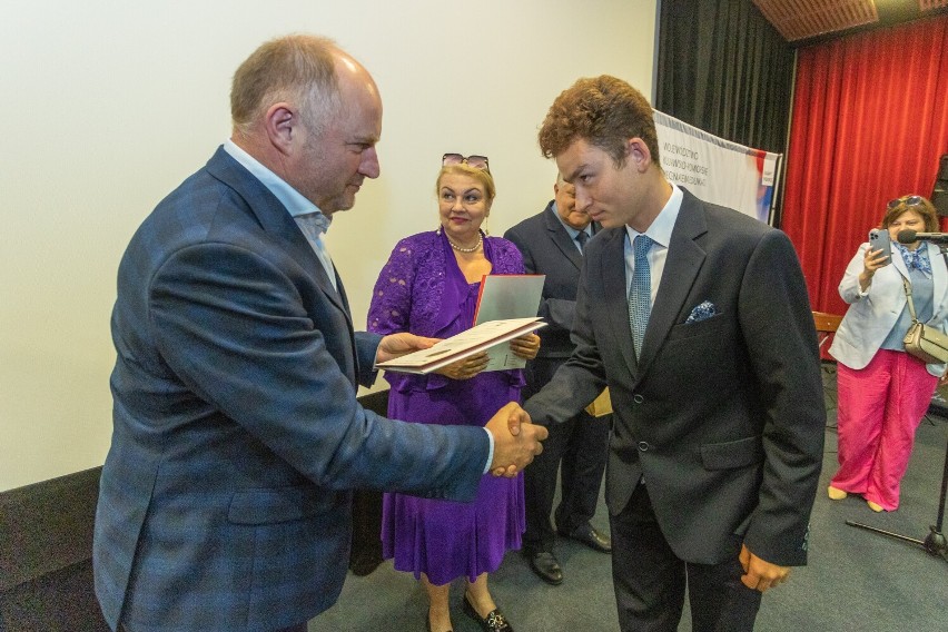 Wręczenie listów gratulacyjnych i statuetek dla stypendystów...