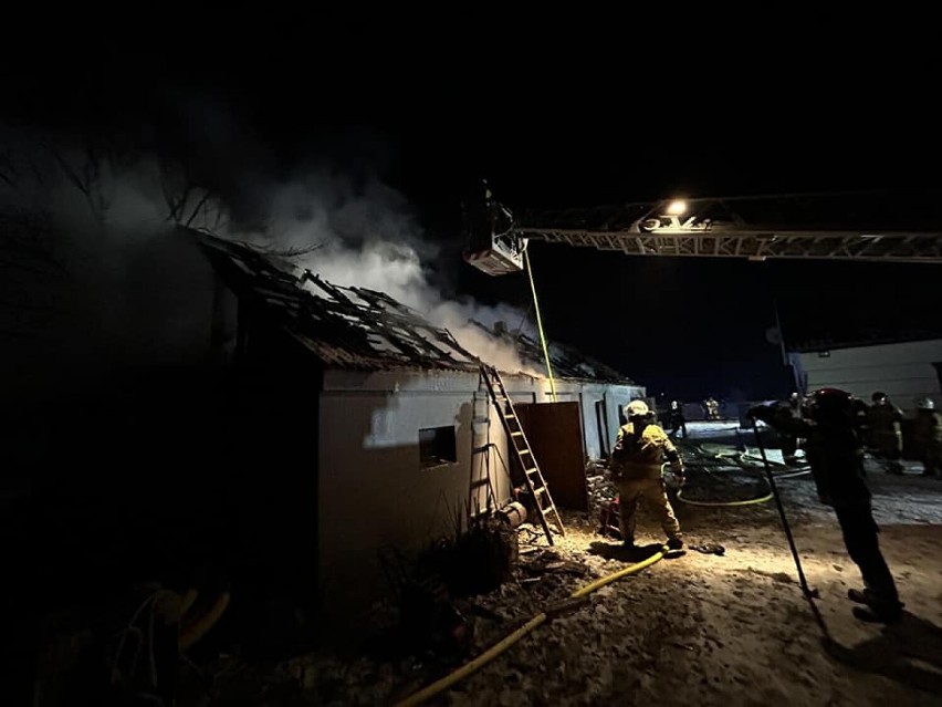 Pożar budynku gospodarczego w Komorowie. Interweniowało dziewięć zastępów strażackich