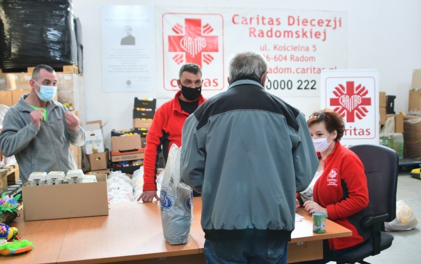W Radomiu Caritas przygotował paczki na święta dla ludzi będących w trudnych warunkach 