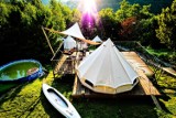 Glamping czyli ekskluzywny biwak. Idealny sposób na jesienne wyprawy. Czy w Śląskiem można z niego skorzystać? Sprawdźcie