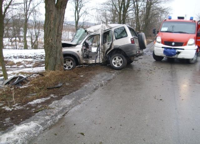 Po przybyciu na miejsce zdarzenia zastępów straży z Jednostki Ratowniczo Gaśniczej w Jędrzejowie stwierdzono, że samochód osobowy Land Rover uderzył w drzewo. Cztery osoby podróżujące pojazdem opuściły go przed przybyciem straży. W samochodzie znajdował się uwięziony, nieprzytomny kierowca. Na miejsce zdarzenia jednocześnie przybył patrol Policji i dwie Załogi Ratownictwa Medycznego. Działania zastępów straży polegały na zabezpieczeniu miejsca zdarzenia i odłączeniu akumulatora.