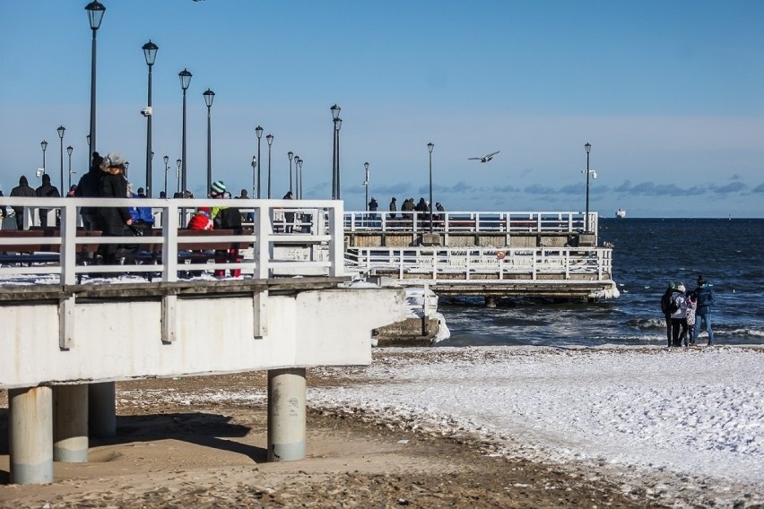 Słoneczna walentynkowa niedziela nad morzem. Zumba po plaży, spacer i morsowanie w Brzeźnie. Zdjęcia