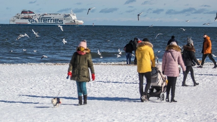 Słoneczna walentynkowa niedziela nad morzem. Zumba po plaży, spacer i morsowanie w Brzeźnie. Zdjęcia