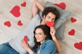 Hormony miłości to magiczny koktajl związków. Jak działa zakochanie na organizm? Jaki hormon odpowiada za uczucia w dojrzałym związku?