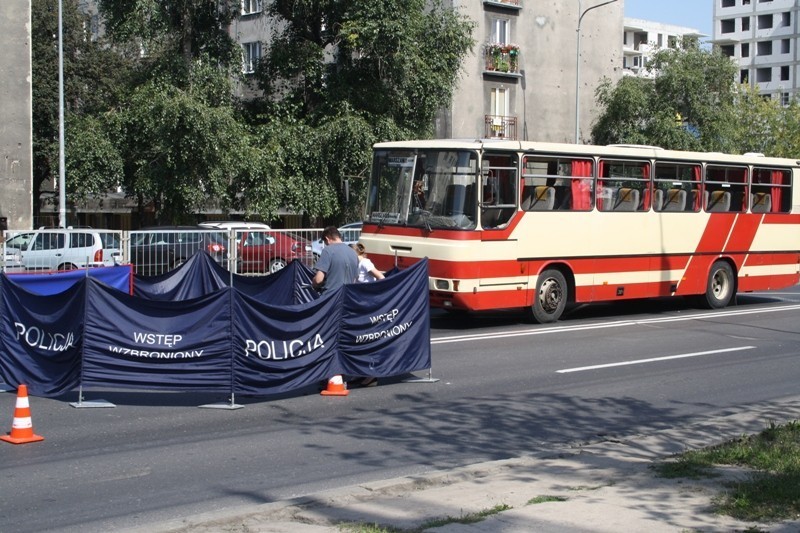Aleja Solidarności: mężczyzna wpadł pod autobus