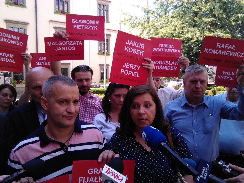 Kraków. Mieszkańcy pokazali radnym czerwone kartki za likwidację speckomisji parkingowej [ZDJĘCIA]