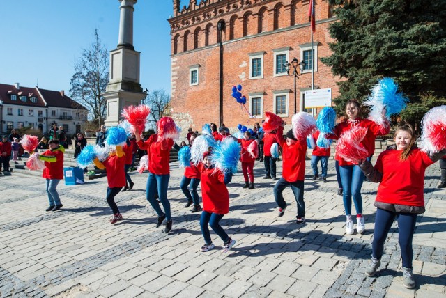 W Sandomierzu obchodzono Światowy Dzień Osób z Zespołem Downa. Był niezwykły przemarsz przez Rynek i wspólny taniec. Więcej na kolejnych zdjęciach.