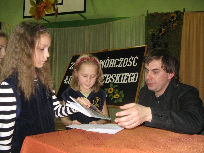 Pisarz Łukasz Dębski był gościem w Szkole Podstawowej nr 7 w Gliwicach