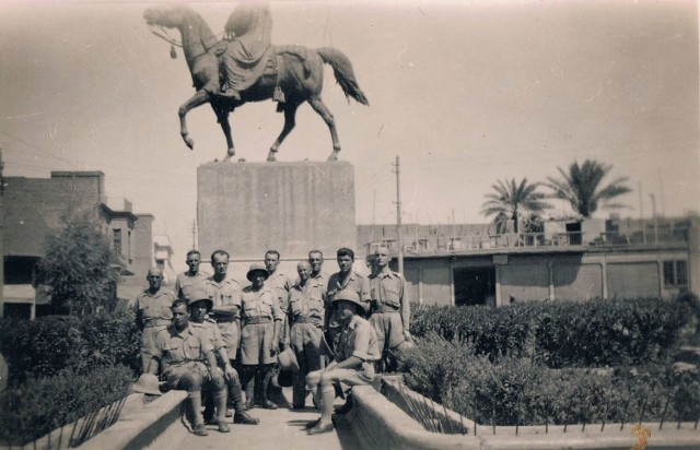Bagdad, zdjęcie pod pomnikiem króla Fajsala