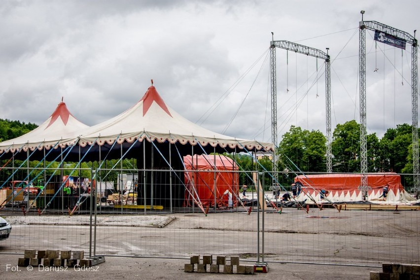 Wałbrzych: Szwajcarzy budują wielki namiot cyrkowy dla pracowników Ronala