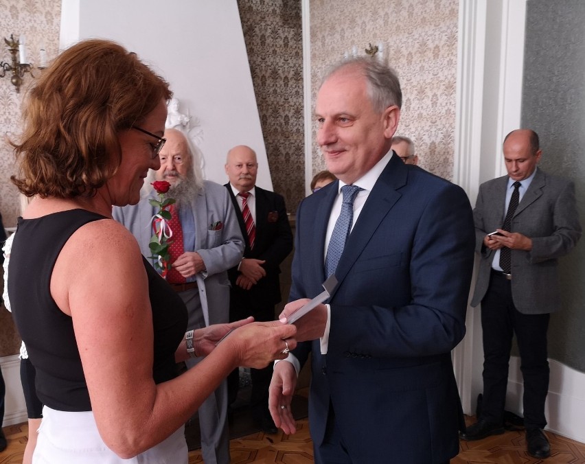 Medale premiera 100-lecia Odzyskania Niepodległości: w Gdańsku odebrali je starosta Jarosław Białk i dyrektor Aldona Czerwińska