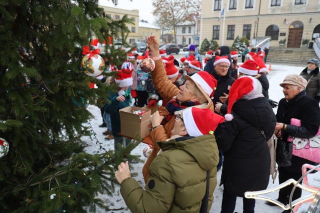 Seniorzy i uczniowie udekorowali choinkę na grodziskim Starym Rynku