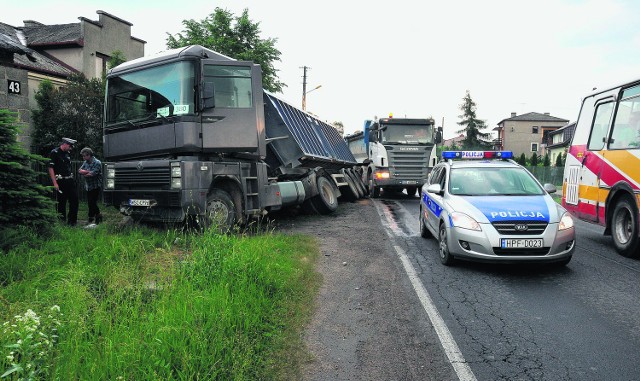 Ciężarowy renault magnum staranował betonowy przepust wodny w rowie i zatrzymał się przy posesji