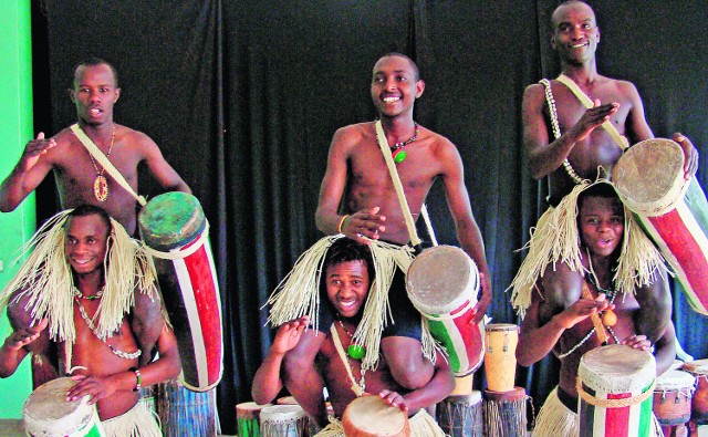 Zespoły uczestniczące w festiwalu prezentują swoją kulturę i poznają kaszubską