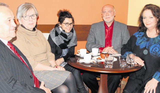 Od lewej: Jerzy Kordys, Janina Dudzik, Maja Jaworska, Jerzy Gwiżdż i Anna Dymna planują przyjęcie w Sączu rodziny z Donbasu