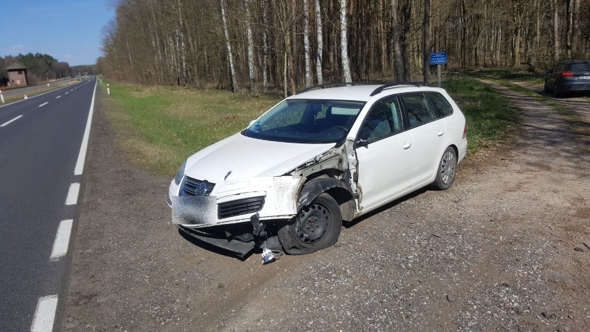 Wypadek na DK20 koło Łubowa, dachowanie [zdjęcia]