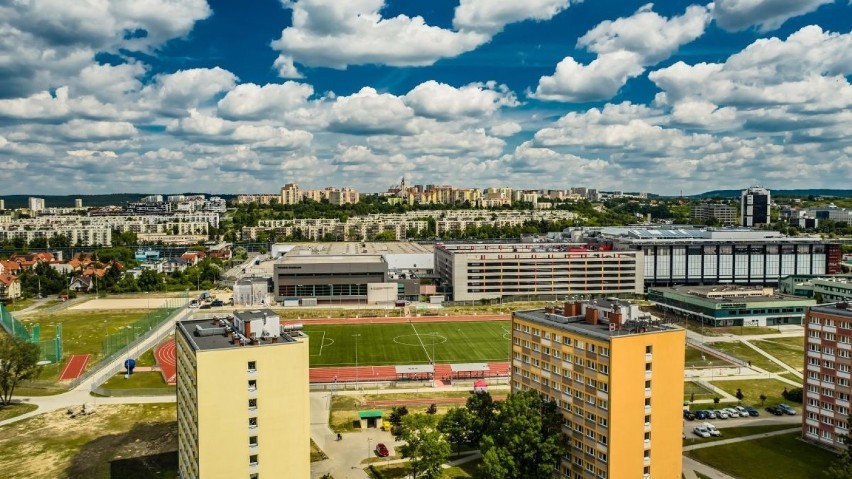 Nowy stadion Politechniki Świętokrzyskiej w Kielcach. Kulisy otwarcia [ZDJĘCIA Z DRONA] 