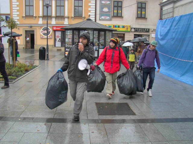 Mieszkańcy Wadowic sami oczyszczają Wadowice ze śmieci.Czy teraz będzie to już codzienny widok? Na zdj. pierwszy z lewej Mateusz Klinowski z Inicjatywy Wolne Wadowice.