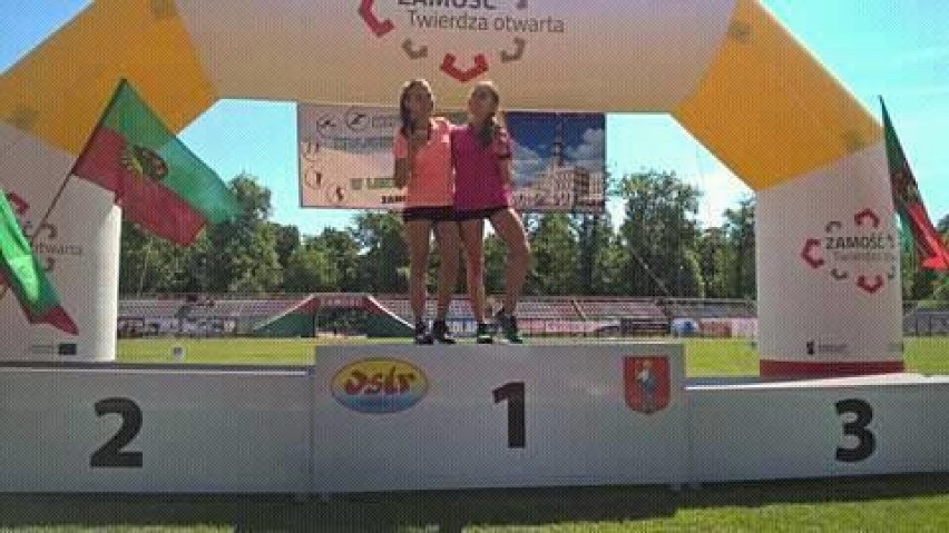 Ania i Ola Wiktorczyk na podium