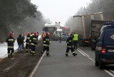 Wypadek na DK 91 w Karlinie: zderzyły się trzy samochody - dwa tiry i bus. Nie żyje jedna osoba