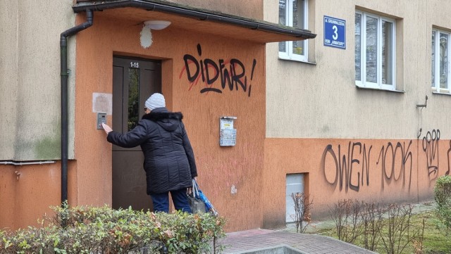 Przypomnijmy, że na portalu echodnia.eu oraz na łamach „Echa Dnia” już kilka razy informowaliśmy o grafficiarzu podpisującym się na elewacjach kieleckich budynków. Sprawę zgłosili nam zbulwersowani mieszkańcy, którzy chcieli złapania wandala i pociągnięcia go do odpowiedzialności za zniszczenia.