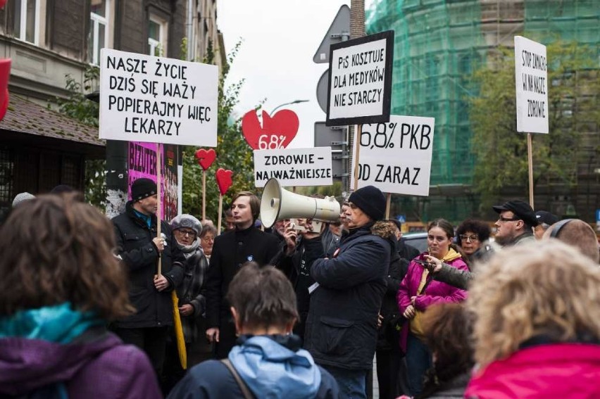 Kraków. KOD poparł protest młodych lekarzy