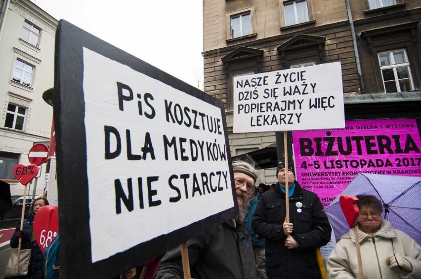 Kraków. KOD poparł protest młodych lekarzy