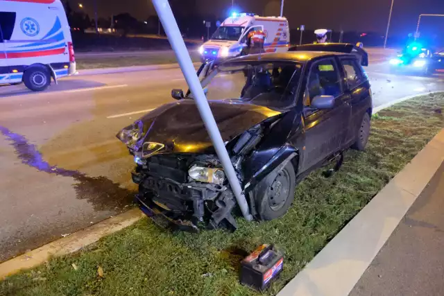 Do wypadku doszło w piątek przed godz. 17 na skrzyżowaniu al. Heila z ul. Topolową w Przemyślu. 

W zderzeniu volkswagena golfa z alfą romeo, poszkodowana została kierująca drugim pojazdem. Karetka pogotowia ratunkowego przetransportowała ją do szpitala.

Golfem podróżował mężczyzna. Kierująca alfą jechała z pasażerką. 

Na miejscu wypadku pracują policjanci i strażacy. Ruch odbywa się bez większych utrudnień.

Aktualizacja, godz. 20.00
Kierujący golfem, 35-letni mieszkaniec pow. przemyskiego wyjeżdżając z ul. Topolowej nie ustąpił pierwszeństwa przejazdu kierującej alfą romeo, 27-latce z pow. przemyskiego, która podróżowała z 18-letnią pasażerką.

Kierujący byli trzeźwi. 27-latka trafiła do szpitala na badania. Na miejscu wykonano czynności pod kątem wypadku. Dokładne okoliczności zdarzenia zostaną wyjaśnione.

FLESZ: Wypadki drogowe - pierwsza pomoc 
