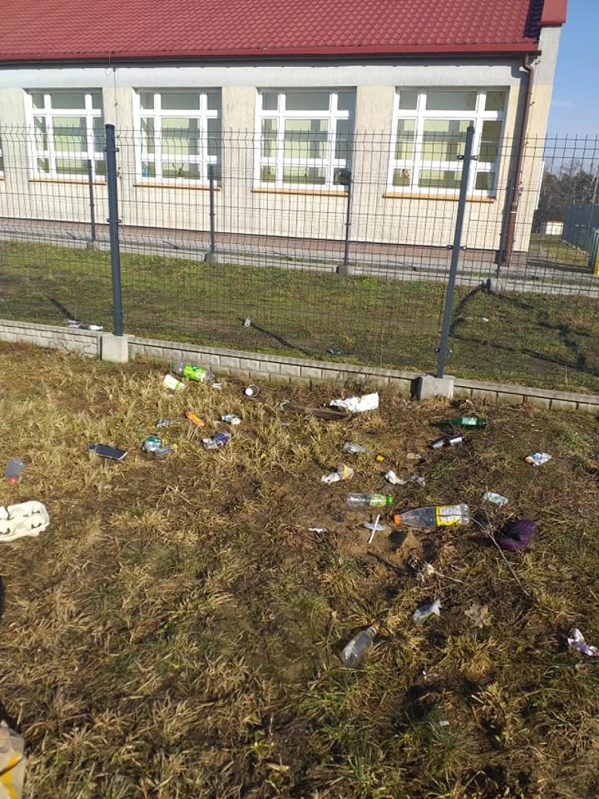 Ryczywolscy uczniowie posprzątali teren przy szkole