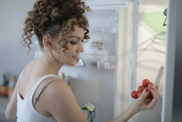 Niskie temperatury nie służą wielu produktom spożywczym. Oznacza to, że nie wszystko nadaje się do mrożenia. Jakich produktów nie można wkładać do zamrażarki? Szczegóły w poniższej galerii!