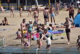 Charzykowy - tłumy na plaży w upalny wakacyjny dzień. Ropę z wody usunęli strażacy. Zdjęcia
