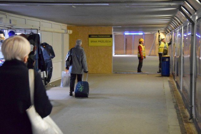 Pod dworcem kolejowym w Kielcach zamknięto tunel. Podróżni i mieszkańcy, którzy chcą się dostać z centrum na Czarnów i odwrotnie muszą chodzi peronem. 

Więcej na kolejnych zdjęciach