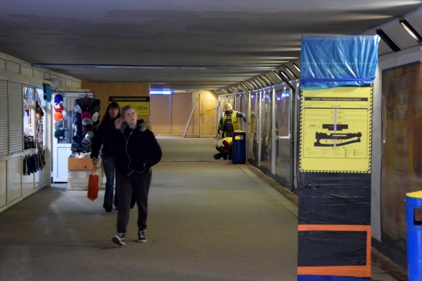 Pod dworcem kolejowym w Kielcach zamknięto tunel. Podróżni i...