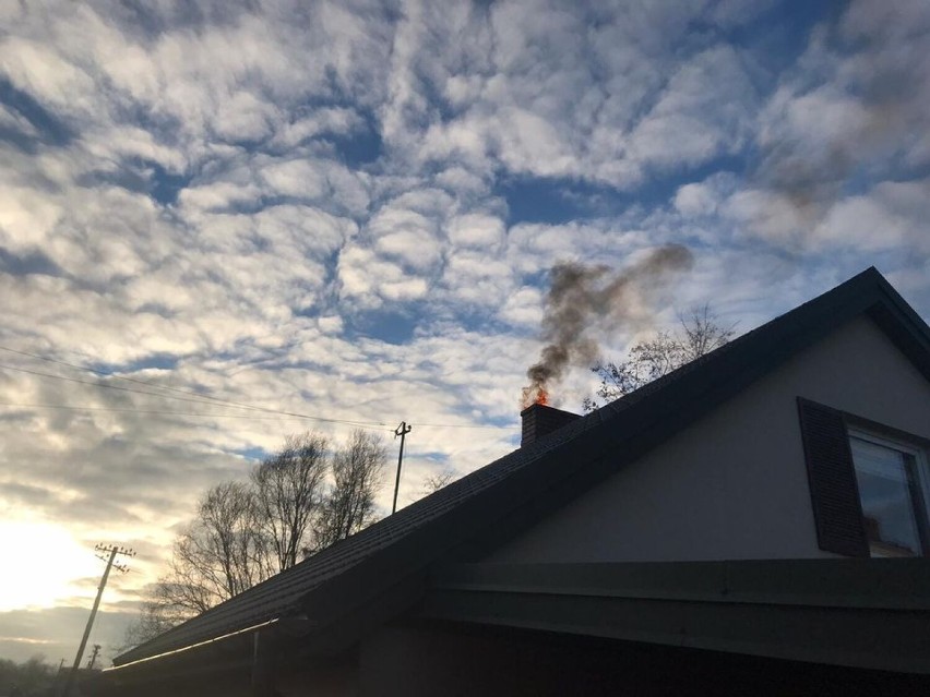 Pożar domu w Szadku. Zapaliło się w kominie ZDJĘCIA