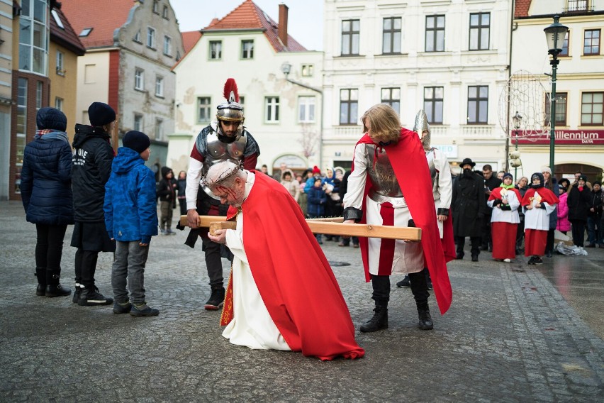 Droga krzyżowa w Żarach. W rolę Chrystusa wcielił się ks....