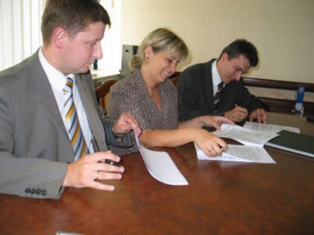 Umowę kredytową podpisali przedstawiciele banku Rafał Rębilas i Edyta Musiorska oraz Paweł Dyl, prezes &amp;#8222;Lokatora&amp;#8221;.
