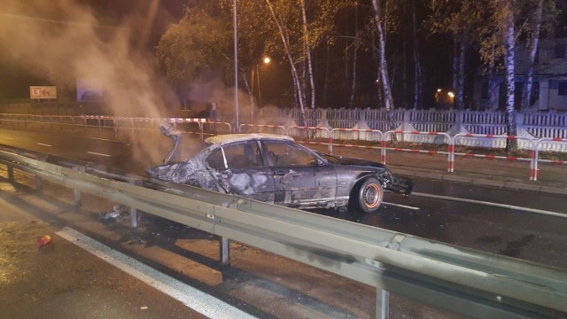 Do tragicznego wypadku doszło w nocy z piątku na sobotę, na drodze krajowej 92. Samochód marki bmw uderzył w barierki i spłonął