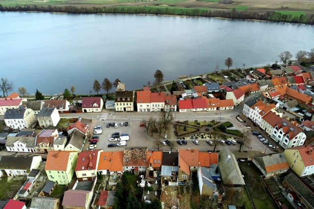 Lasy, jeziora, zabytki i charakterystyczne dla wielkopolskiej zabudowy wąskie uliczki nazywane gaskami - tak wygląda Pszczew z lotu ptaka. Fotografik Grzegorz Walkowski uwiecznił swoim aparatem m.in. barokową plebanię, półwysep Katarzyna i zabytkowy kościół pw. Św. Marii Magdaleny.