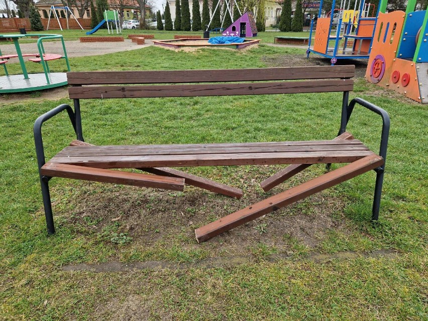 Wandale zniszczyli ławki na placu zabaw przy domu kultury w...