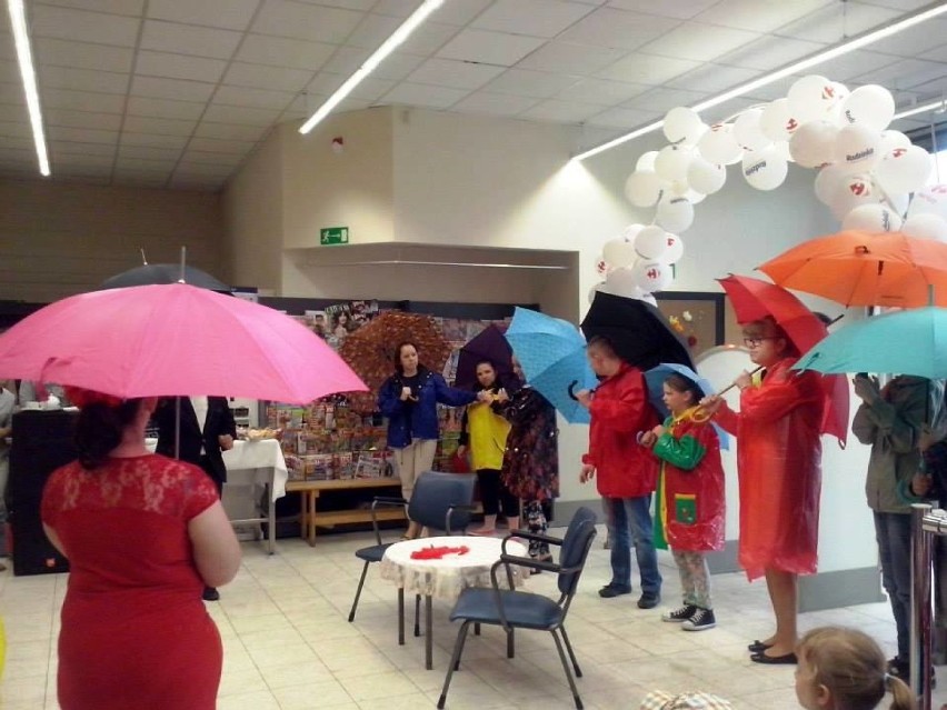 Dzieci z SOSW w Kole wystąpiły w sklepie Carrefour