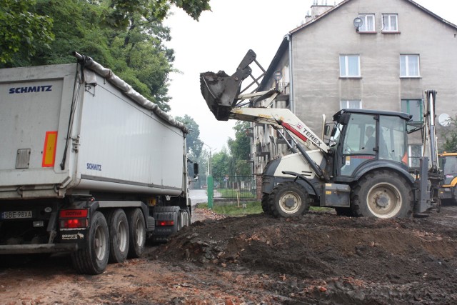 Obecnie trwają prace przy budowie boiska w Zawierciu.