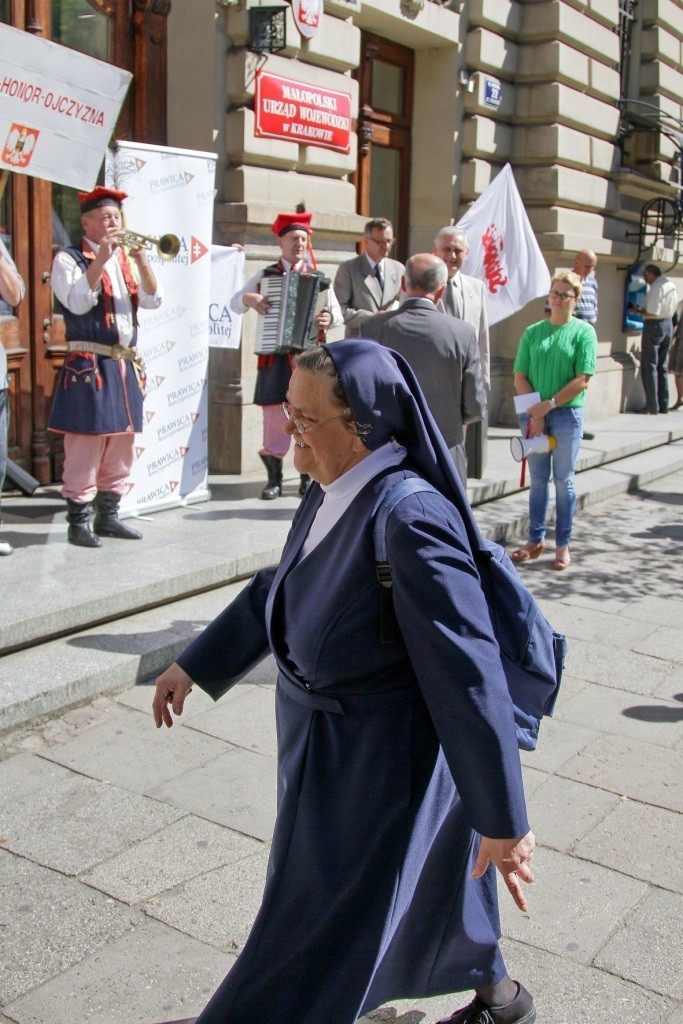 Kraków: protest przed urzedem wojewódzkim. &quot;Nie&quot; dla ustawy o zgromadzeniach [ZDJĘCIA]