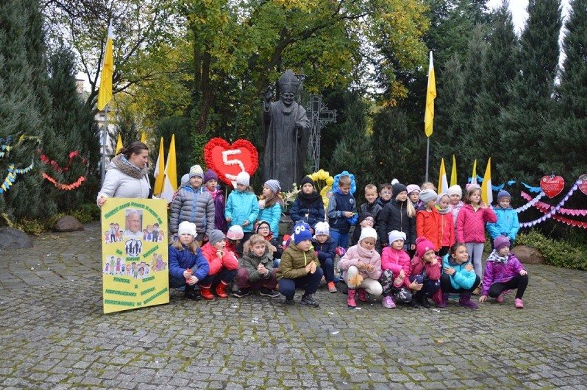 Bełchatów: Serduszka do Jana Pawła II