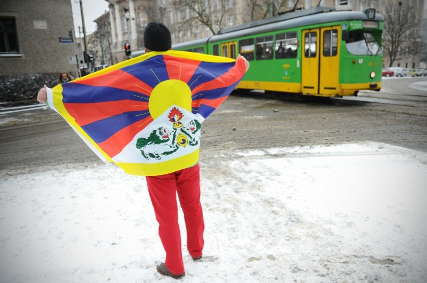 Zbigniew Starosta z flagą Tybetu chodził po poznańskich...